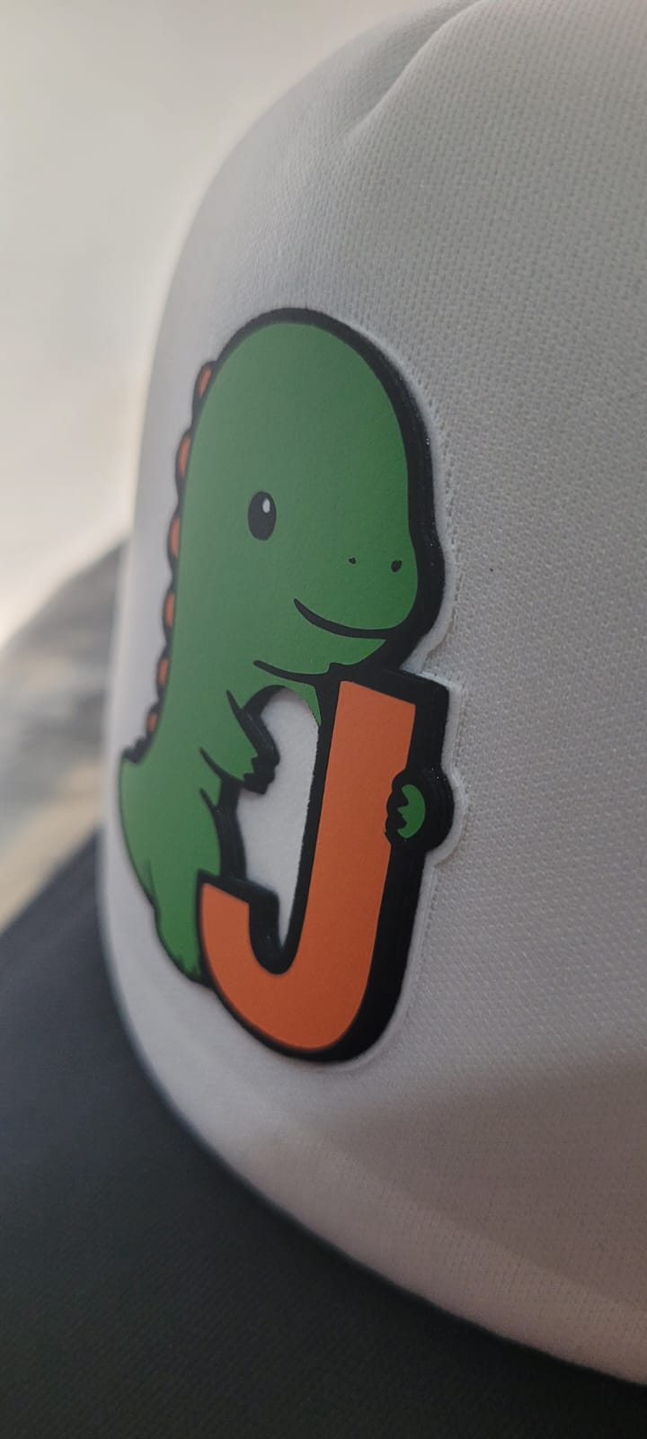 Gorra dinosaurio y letra NIÑO