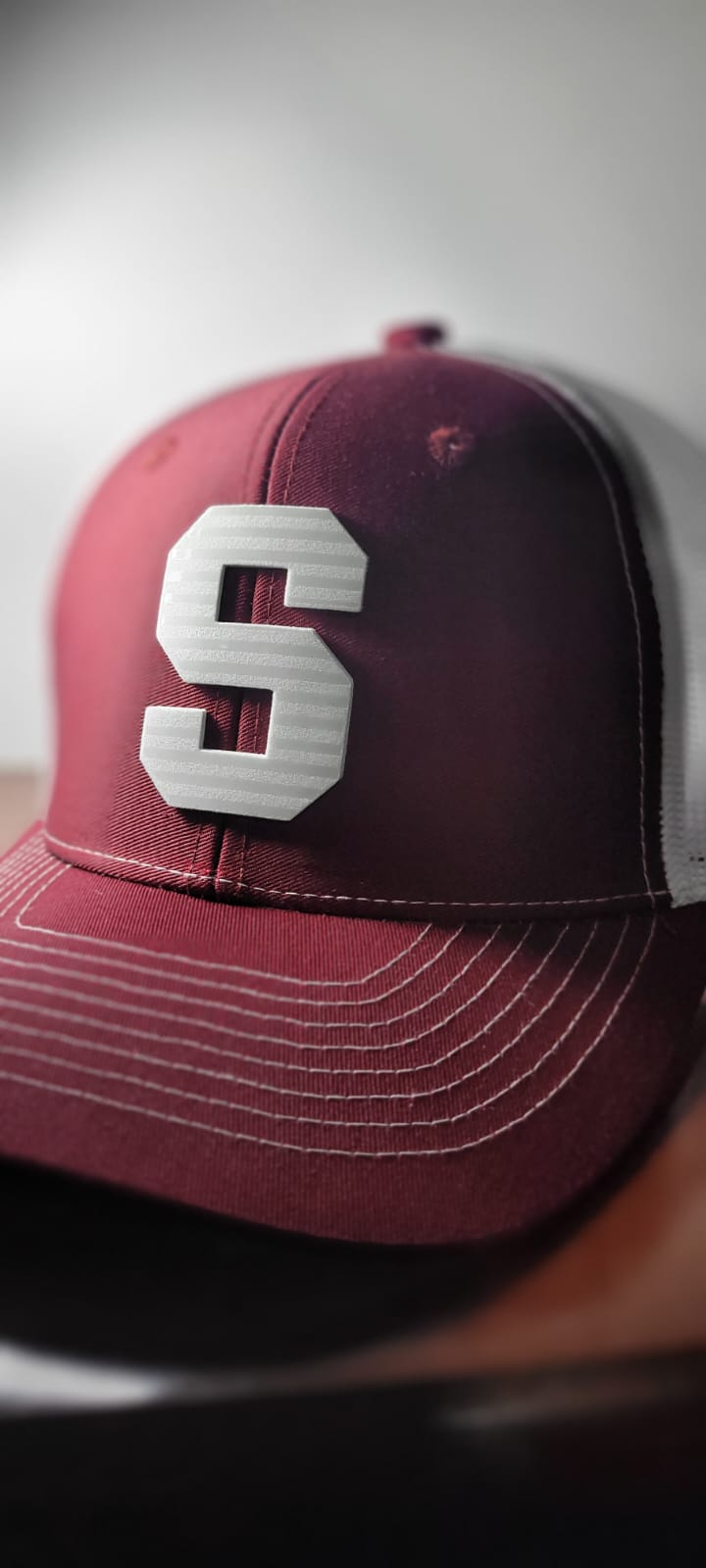 Gorra Saprissa morada y blanco